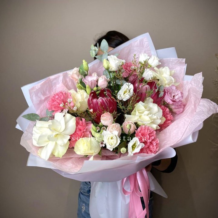 Букет с протеей, розами "Элеонора" в Астрахани