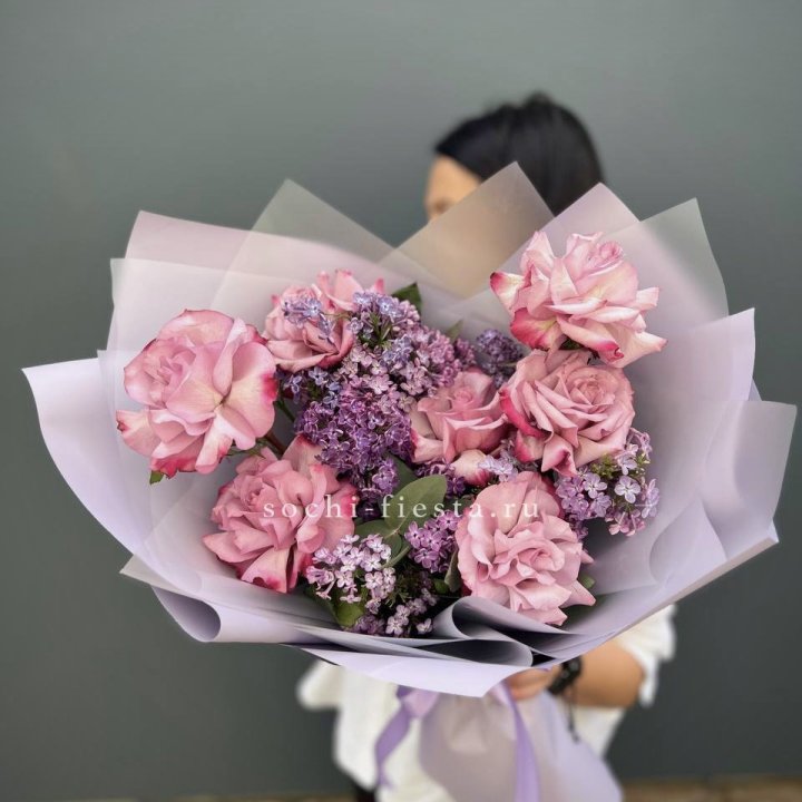 Букет из розовых роз и сирени в Астрахани