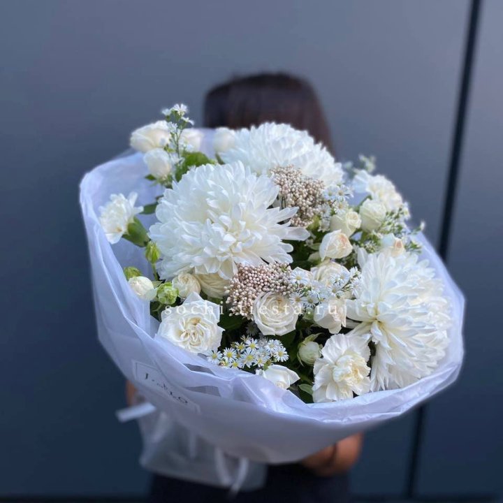 Букет хризантем и роз вайт шотс в Астрахани