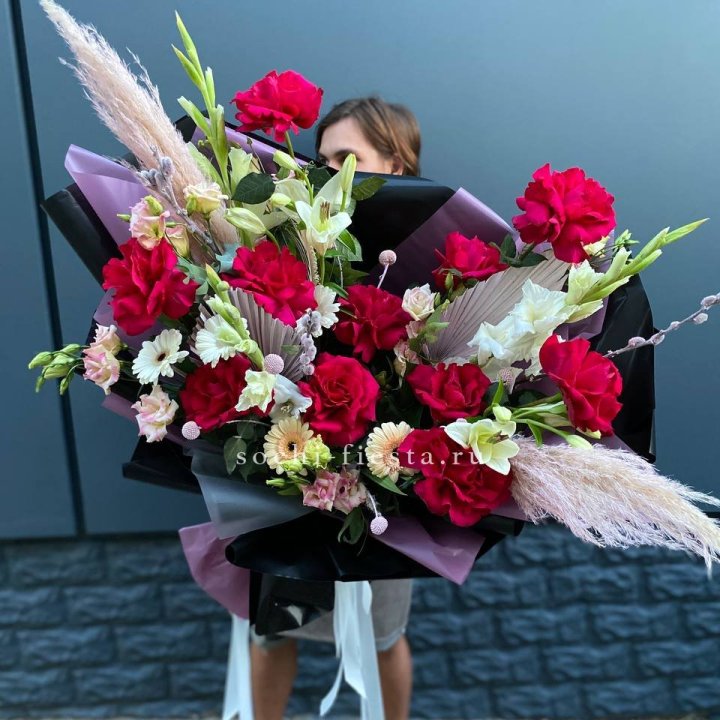 Дизайнерский букет Ред в Астрахани