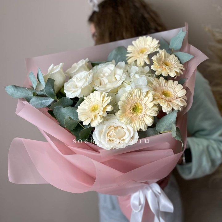 Букет роз, гортензии, гербер  в Астрахани