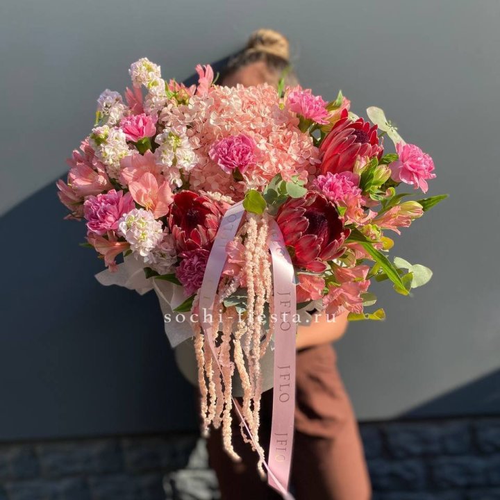 Коробка с цветами "Камикадзе" в Астрахани