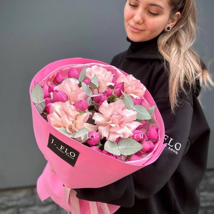 Букет французских и пионовидных роз "Ламиносо" в Астрахани