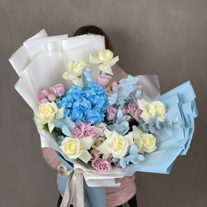 Дизайнерский букет "Блю скайфорт" в Астрахани