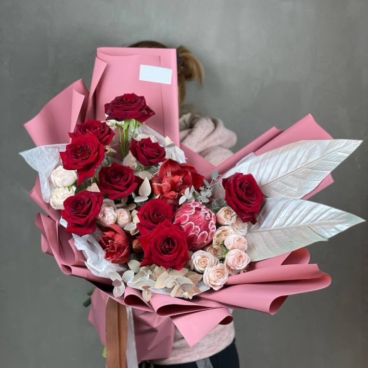 Дизайнерский букет "Ред Вильвет" в Астрахани