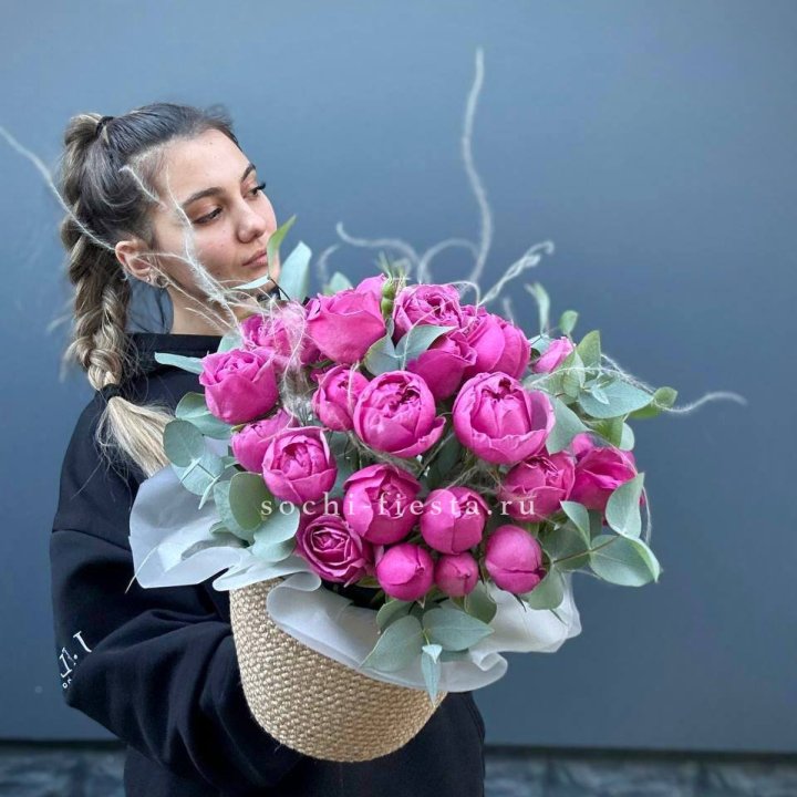 Пионовидные розы  в джутовом кашпо  в Астрахани