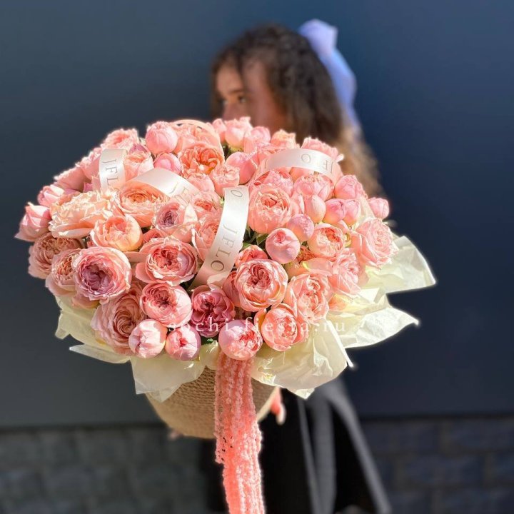 Кустовые розы Джульетта в джутовом кашпо в Астрахани