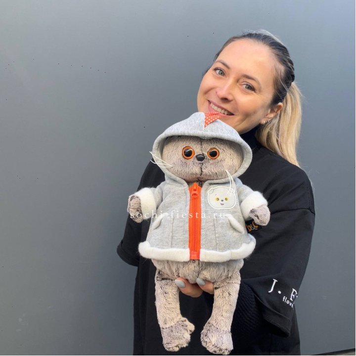 Кот Басик в толстовке в Астрахани