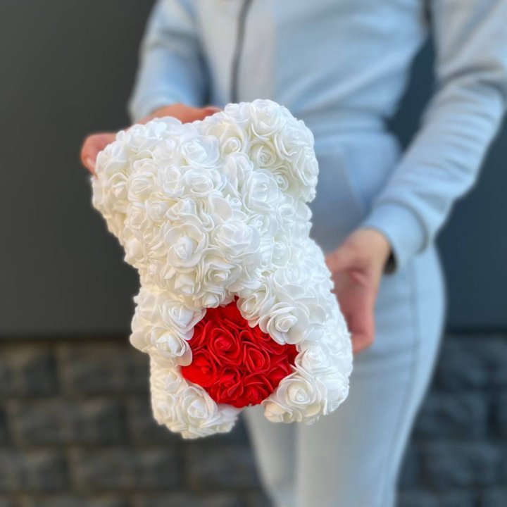 Медведь с красным седцем в Астрахани