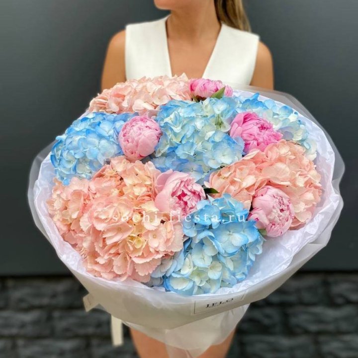 Дуобукет гортензии с пионами  в Астрахани