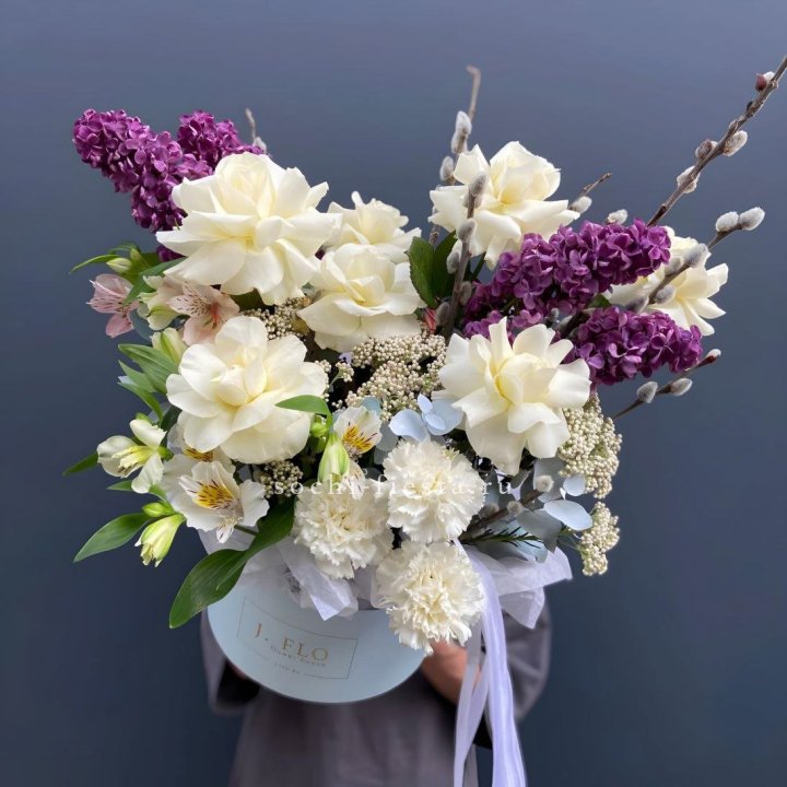 Цветочный бокс Французских роз и Сирени в Астрахани