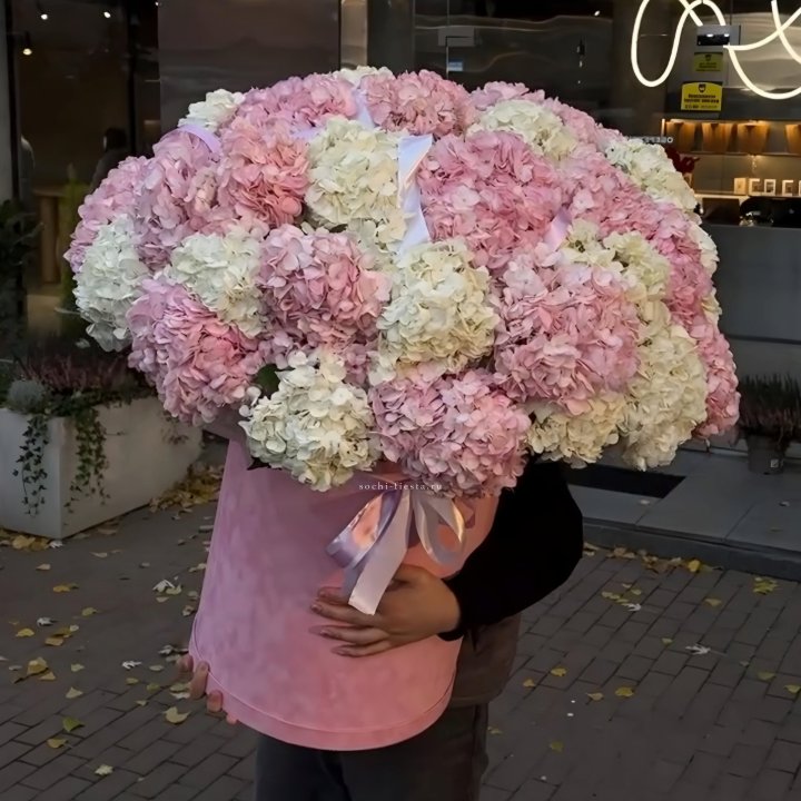 Дизайнерский цилиндр с гортензиями  в Астрахани