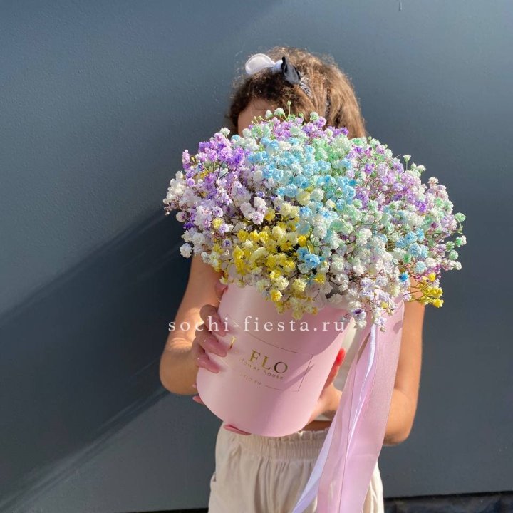 Радужные гипсофилы в шляпной коробке в Астрахани