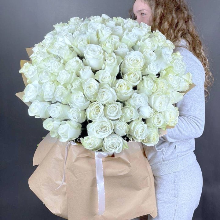 101 белая высокая импортная роза в Астрахани