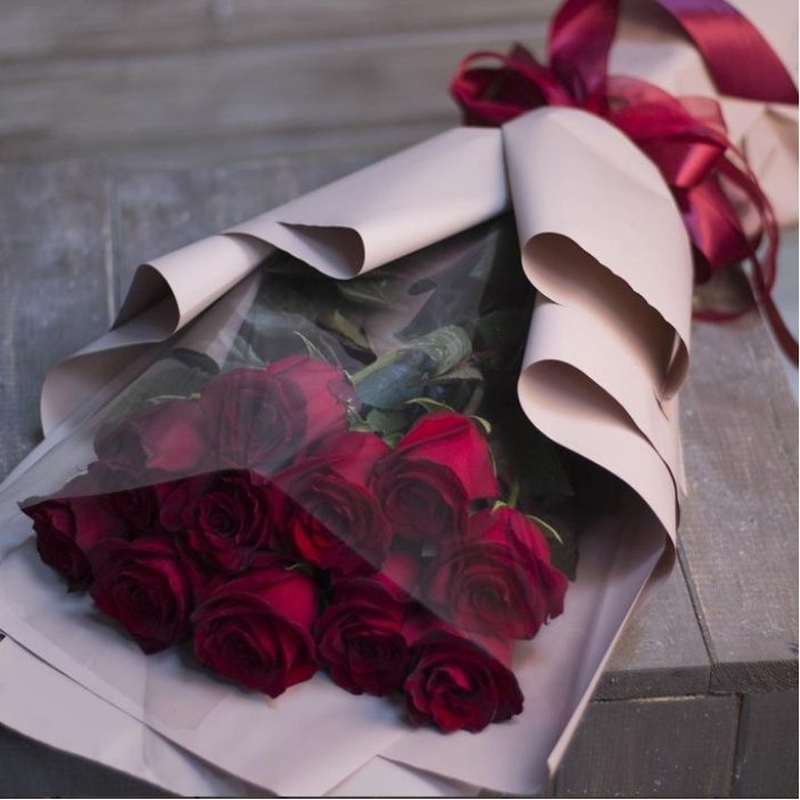11 голландских роз в оформлении в Астрахани