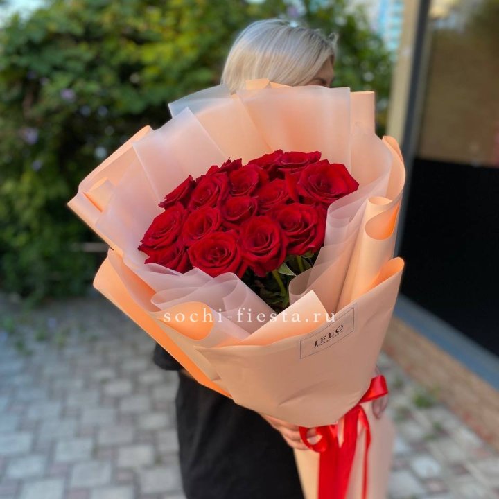 15 голландских роз в оформлении в Астрахани