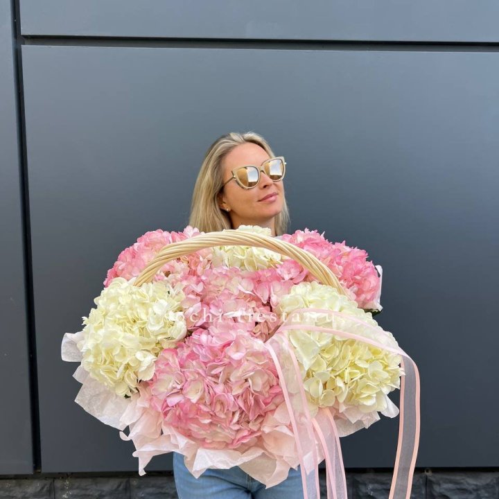 7 гортензий в корзине в Астрахани