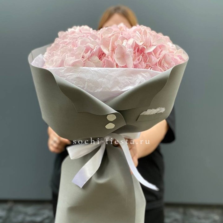  Букет  пиджачок из 5 гортензий в Астрахани