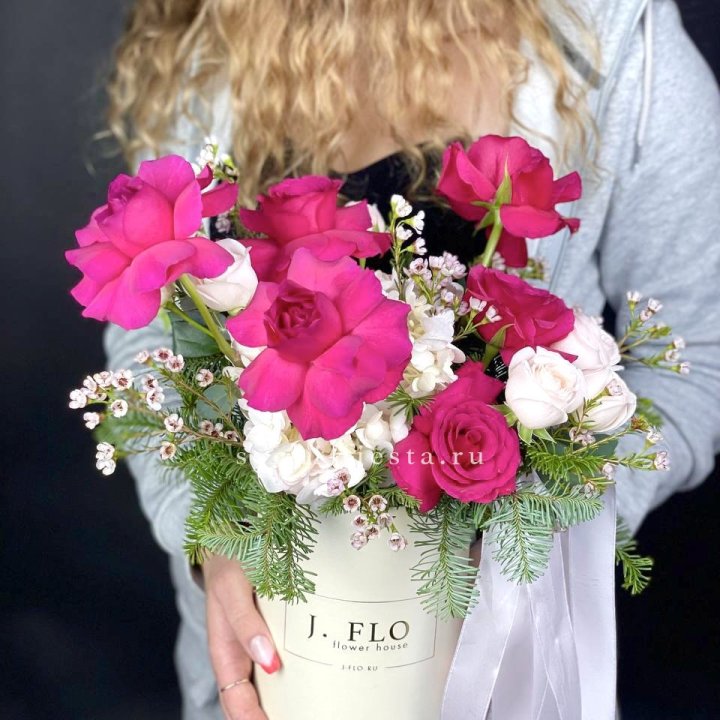 Новогодняя композиция в коробке пинк розе в Астрахани