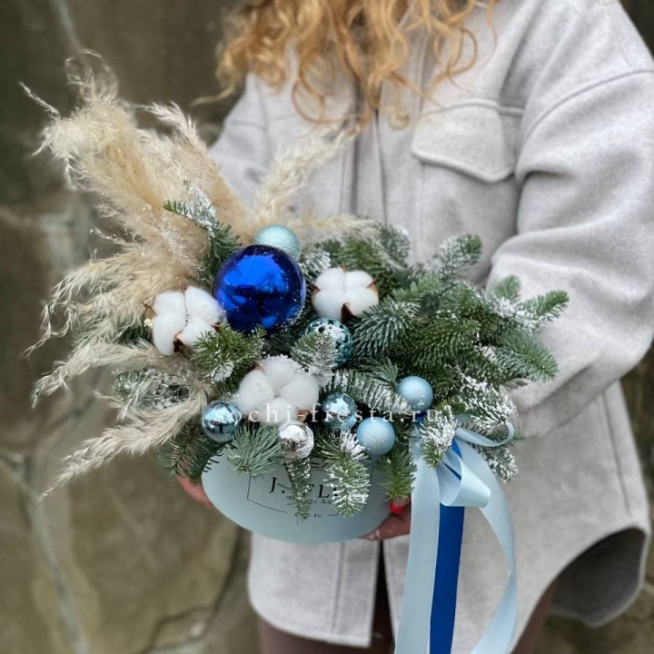 Новогодняя композиция в коробке блю в Астрахани