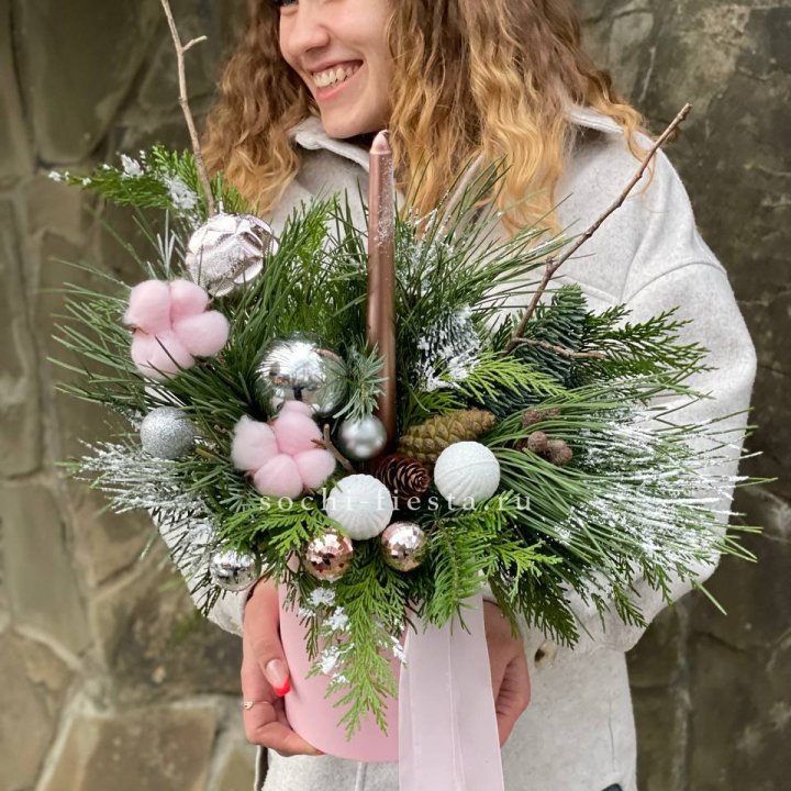 Новогодняя композиция в коробке пинк в Астрахани