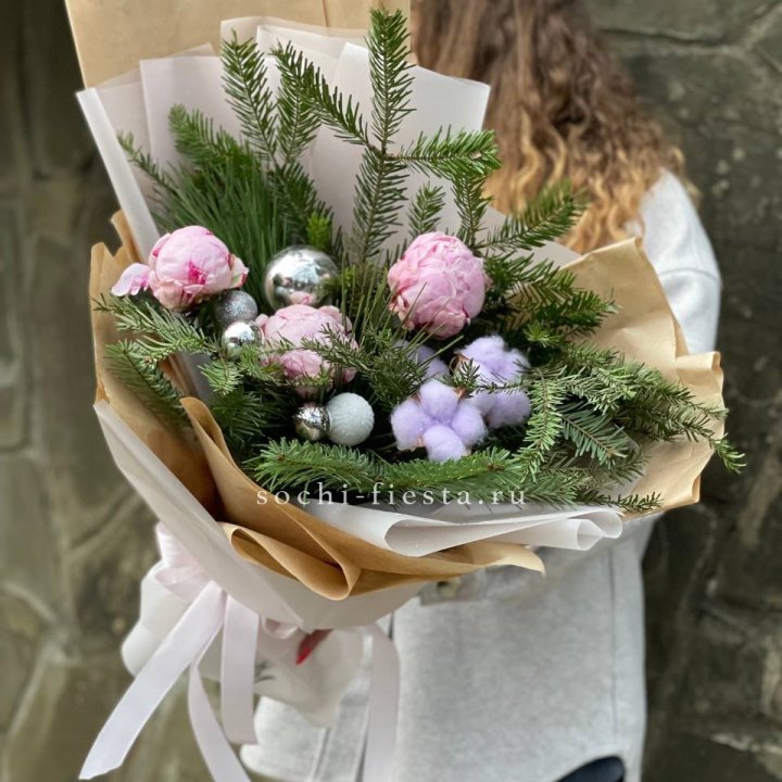 Новогодний букет с пионами  в Астрахани