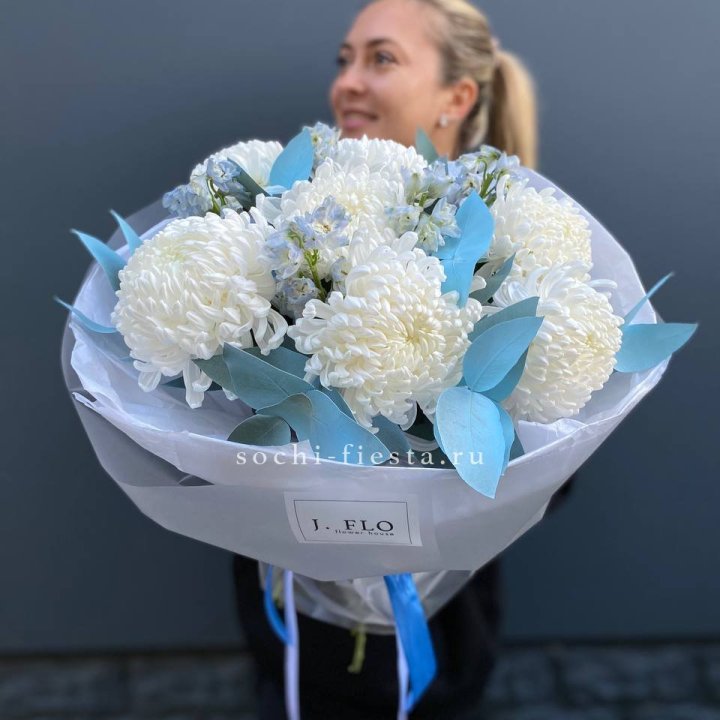 Букет хризантем Бигуди и дельфиниума  в Астрахани