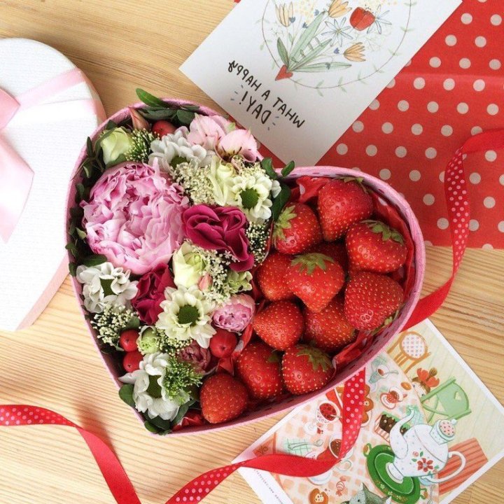 Бокс с клубникой и цветами в Астрахани