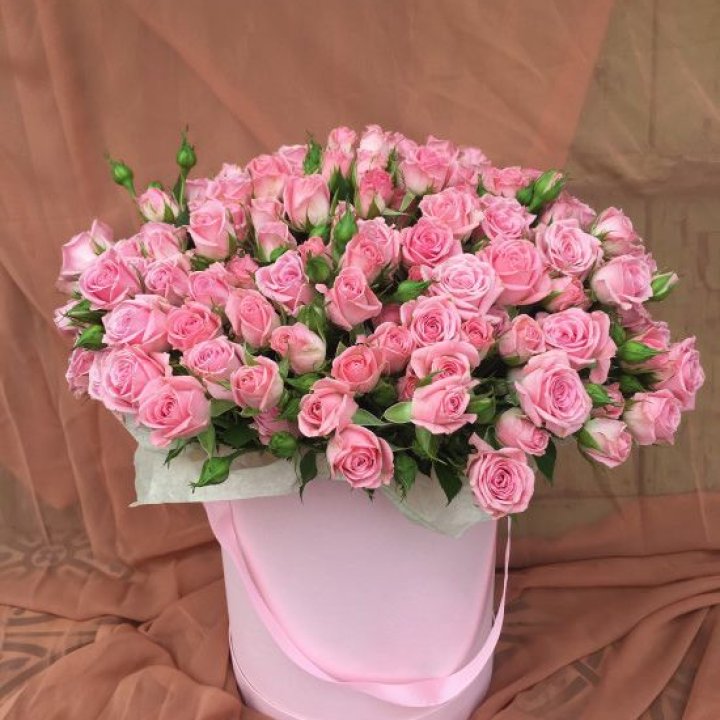 Кустовые розы в коробке в Астрахани