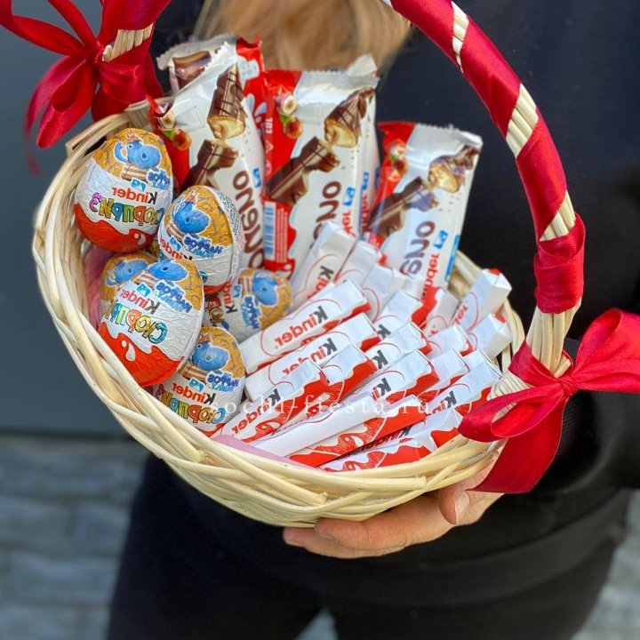 Корзина с киндерами  в Астрахани