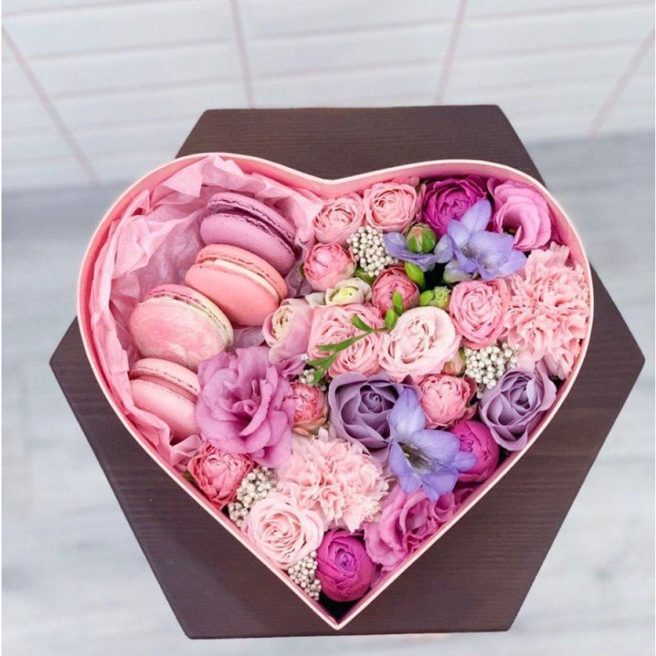 Бокс-сердце с макаронс  в Астрахани