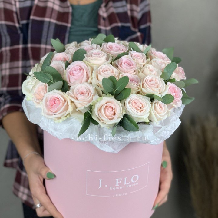 35 розовых роз в цилиндре в Астрахани