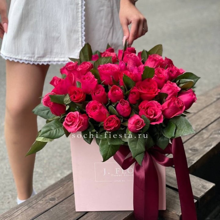 55 алых роз в кубе в Астрахани