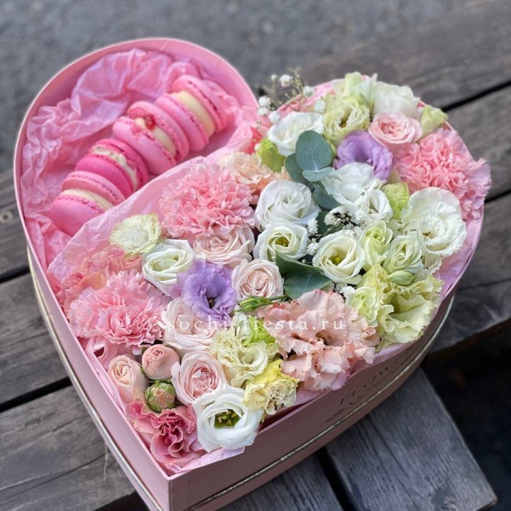 Бокс-сердце с макарон "Пинк" в Астрахани