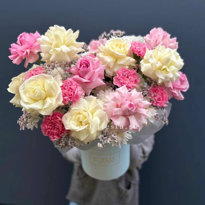 Коробка французских роз и диантусов "Бони" в Астрахани