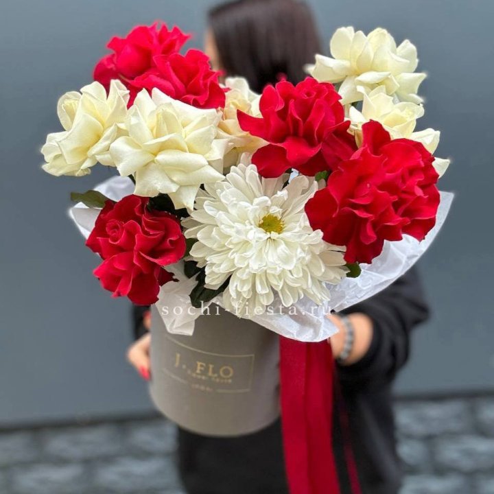 Французские розы с хризантемой в боксе в Астрахани