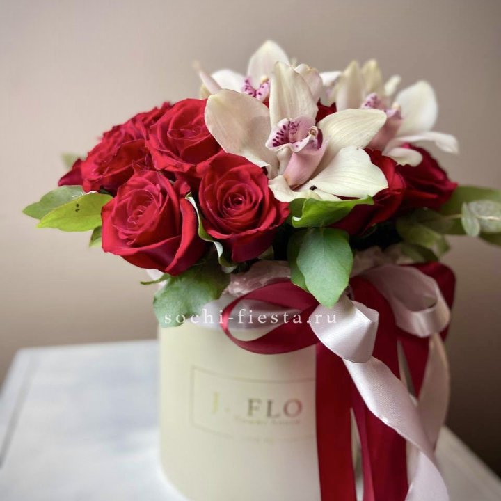 Розы и орхидеи в боксе в Астрахани