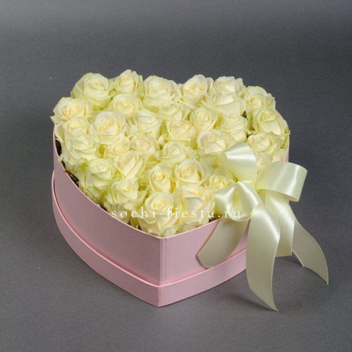 35 белых роз в коробке "Сердце" в Астрахани