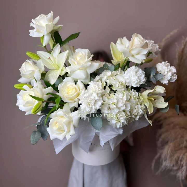 Цветочный бокс "Вайт дримс" в Астрахани