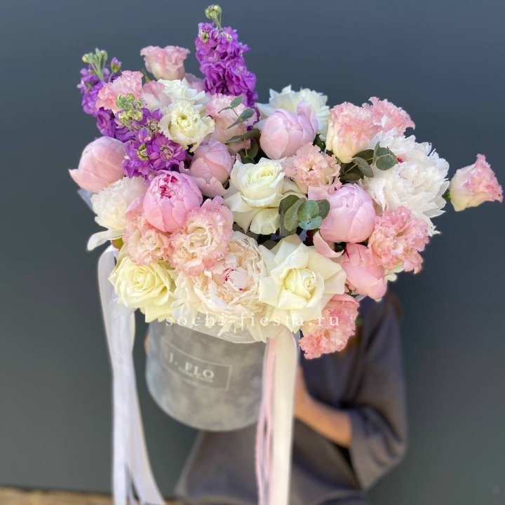 Дизайнерский цилиндр с пионами "Ривьера" в Астрахани