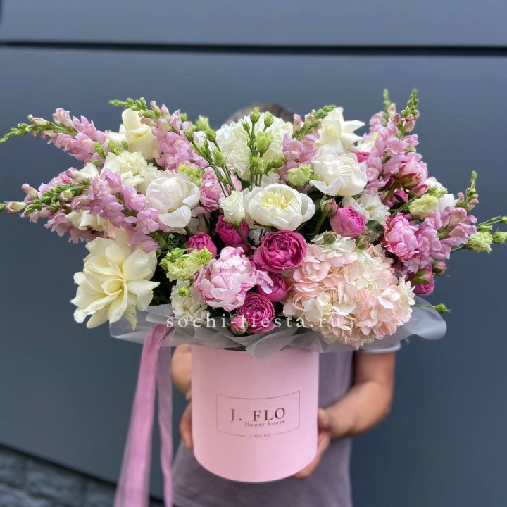 Дизайнерский цилиндр с пионами "Саманта" в Астрахани