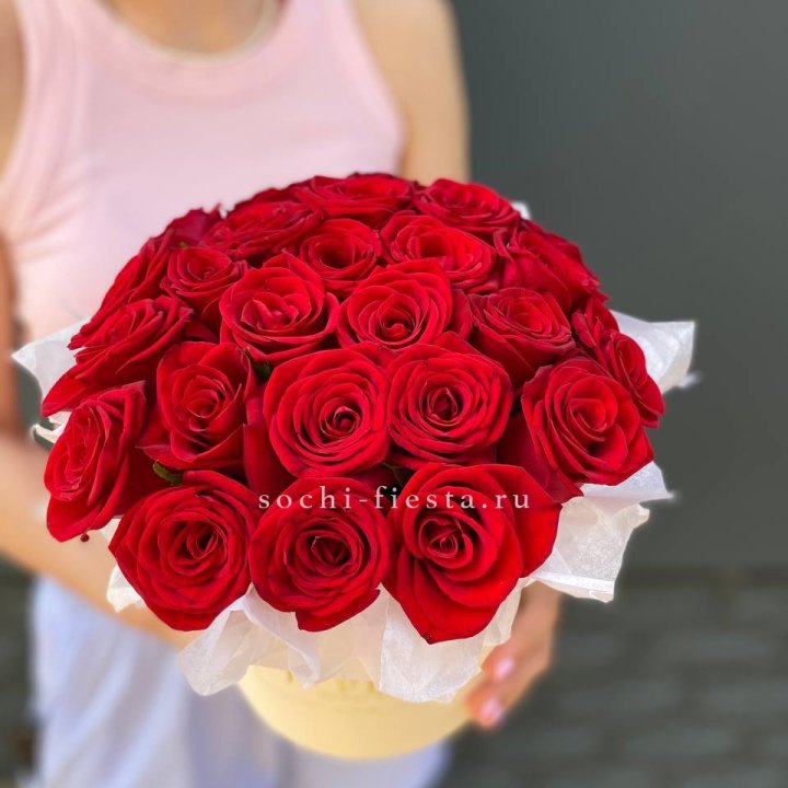 Красные розы в цилиндре в Астрахани