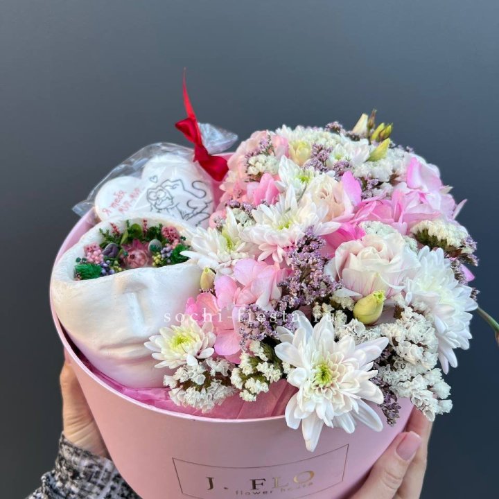 Цветы и свеча в коробке в Астрахани