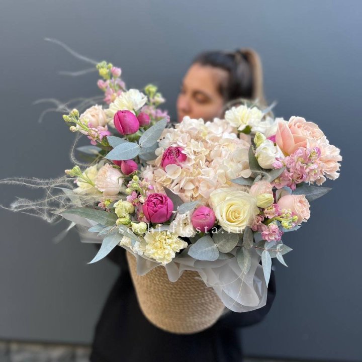 Цветочная композиция в джутовом боксе  в Астрахани