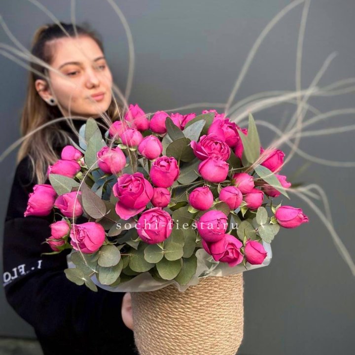 Пионовидные розы Мисти Бабблс в джутовом кашпо в Астрахани