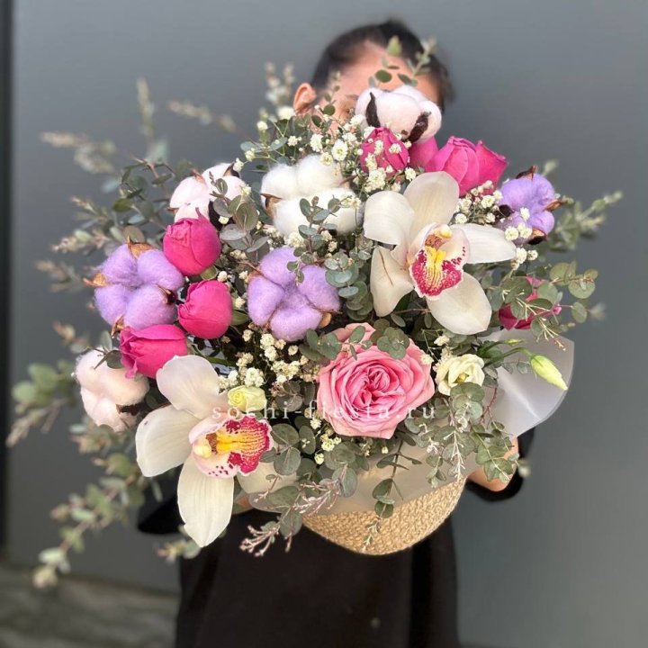 Орхидея и розы в джутовом кашпо в Астрахани