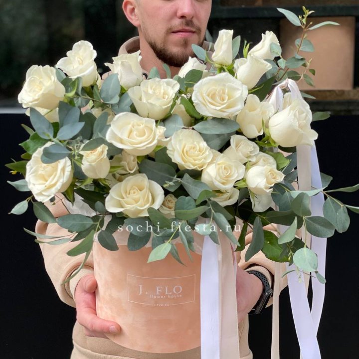 41 белая роз в бархатном боксе в Астрахани