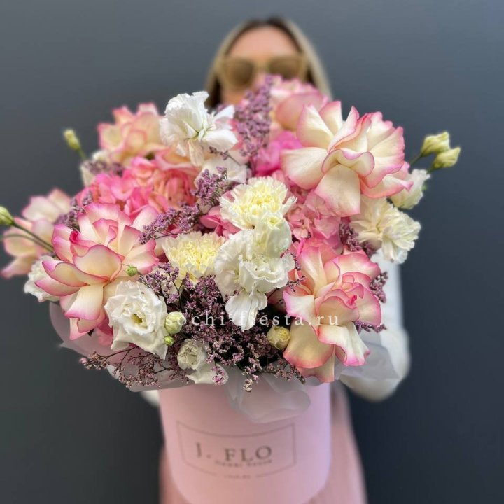 Цветочная композиция "Глория" в боксе в Астрахани