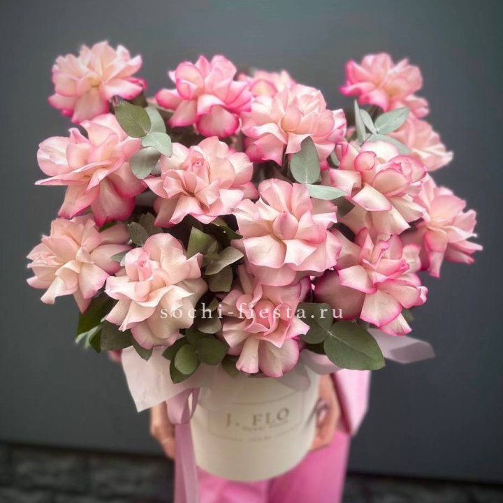 17 Французских  роз Венди в боксе в Астрахани