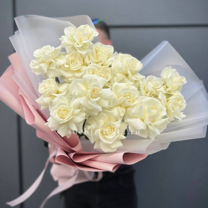 Букет из 15 французских роз Вайт дрим в Астрахани